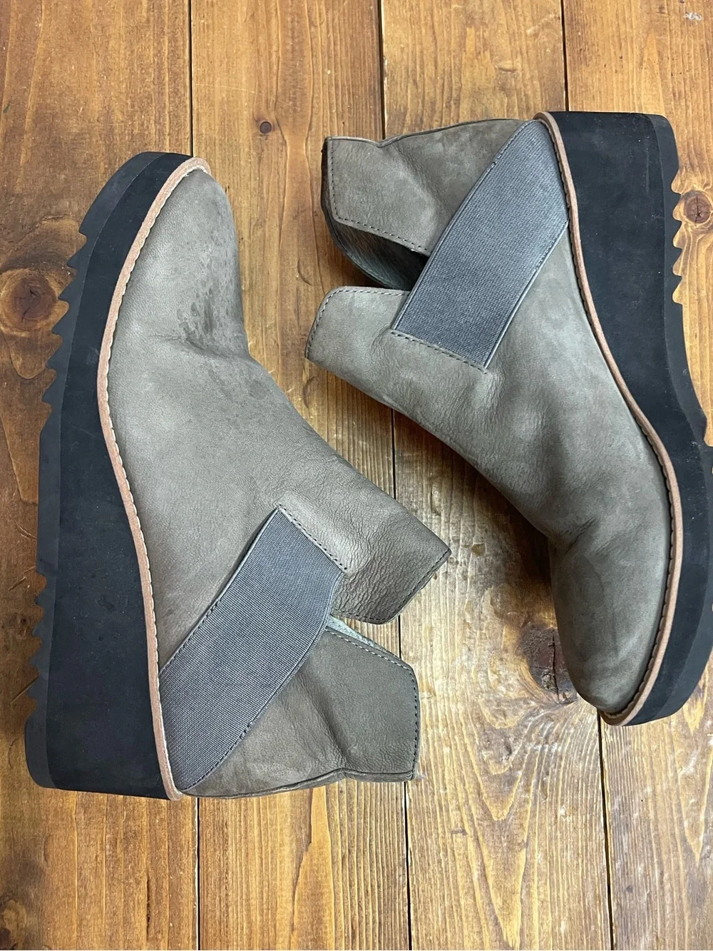 Eileen Fisher size 7.5 mushroom taupe colored Nubuck lark booties